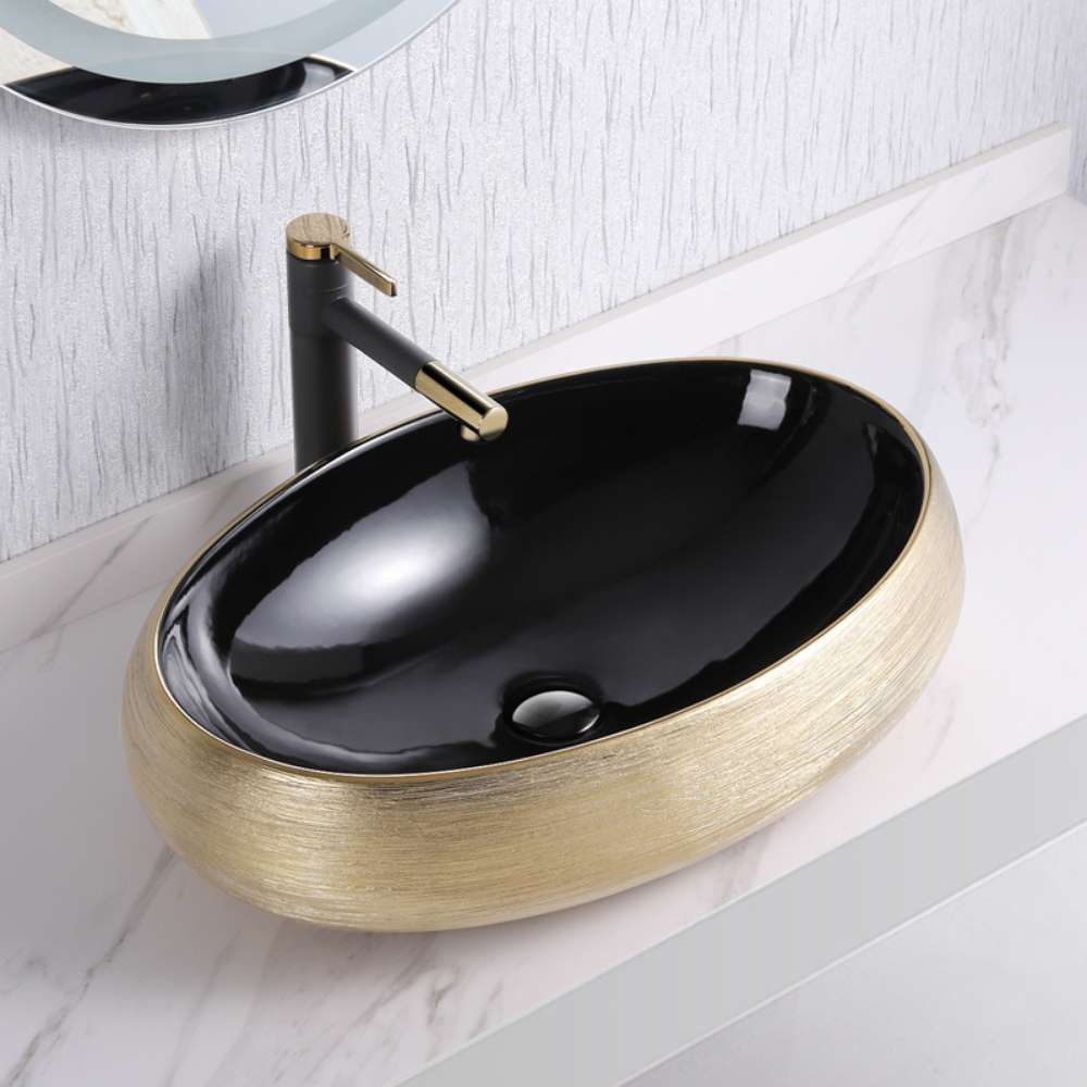 Lavabo de salle de bain de forme ovale doré et noir