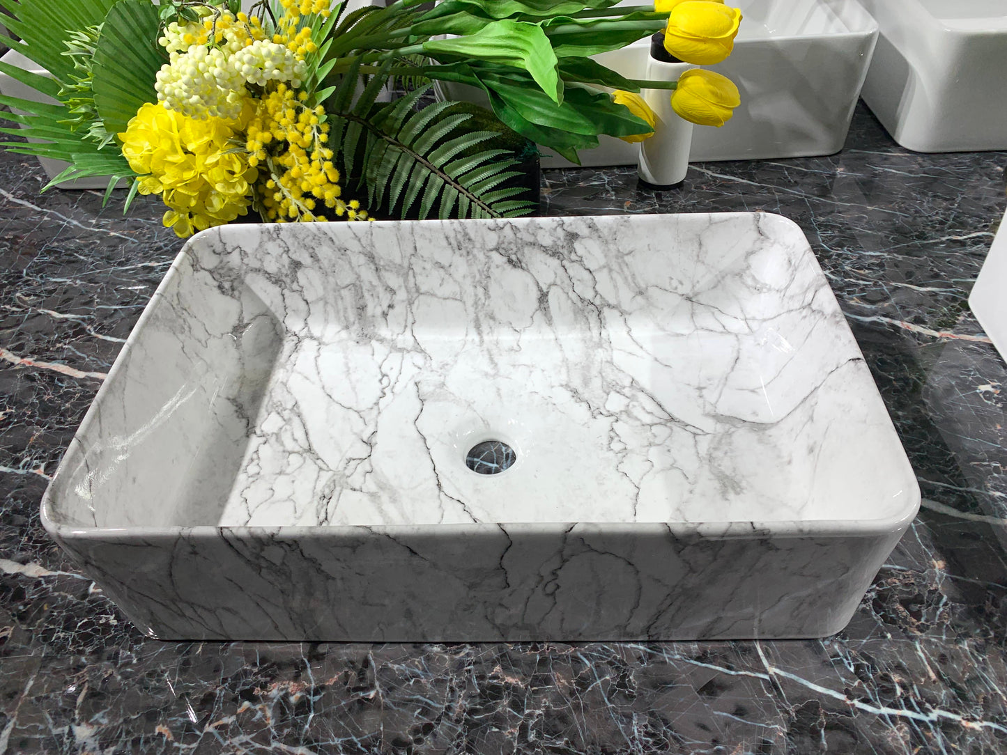lavabo en céramique aspect marbre gris
